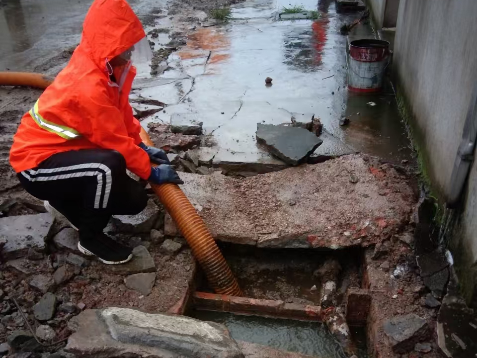 仁兴镇专业清理污水池 炜誉市政以规范流程守护城市 “肠道”